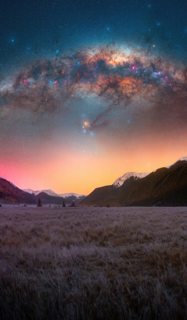 Необычный млечный путь в небе над горами