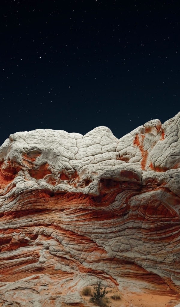 Необычные горы под звездным небом ночью