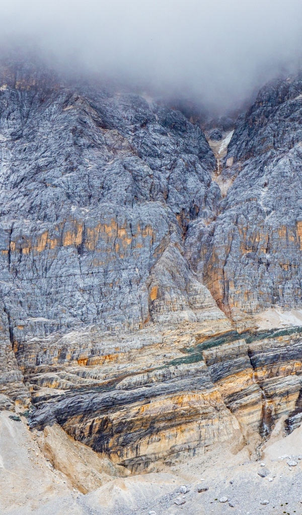 Вид на горный обрыв в тумане