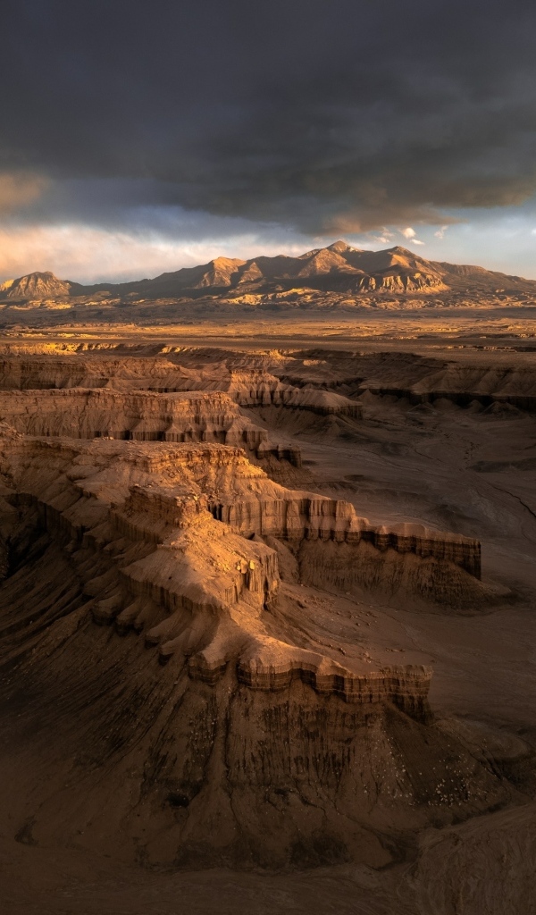 Вид на каньон под грозовым небом