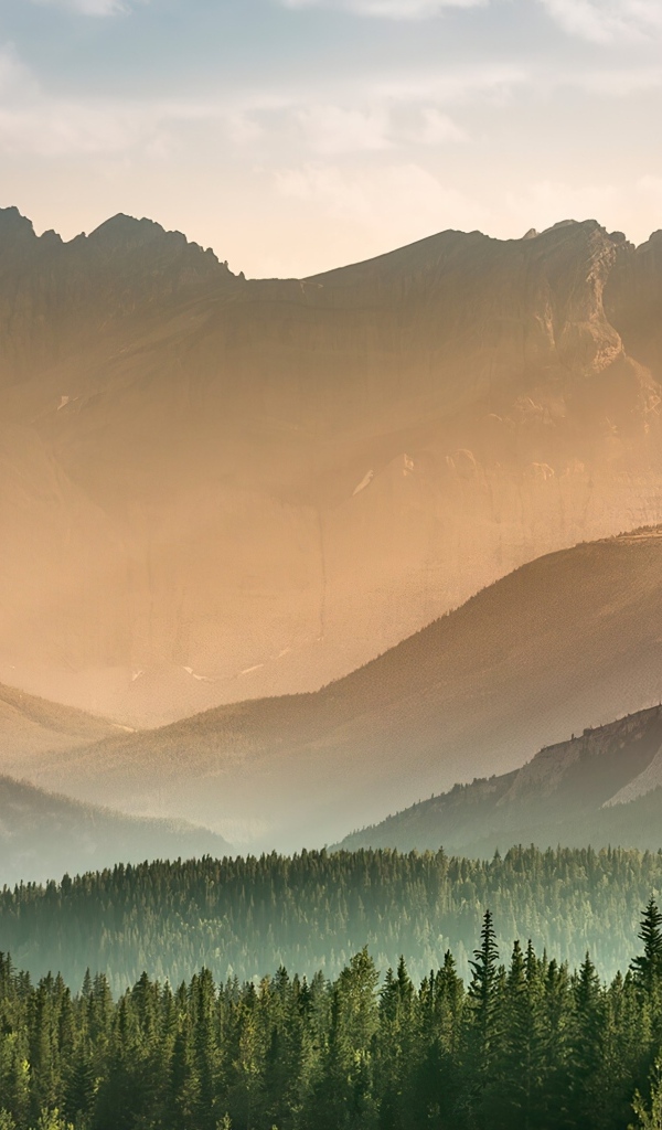 Вид на покрытые туманом горы