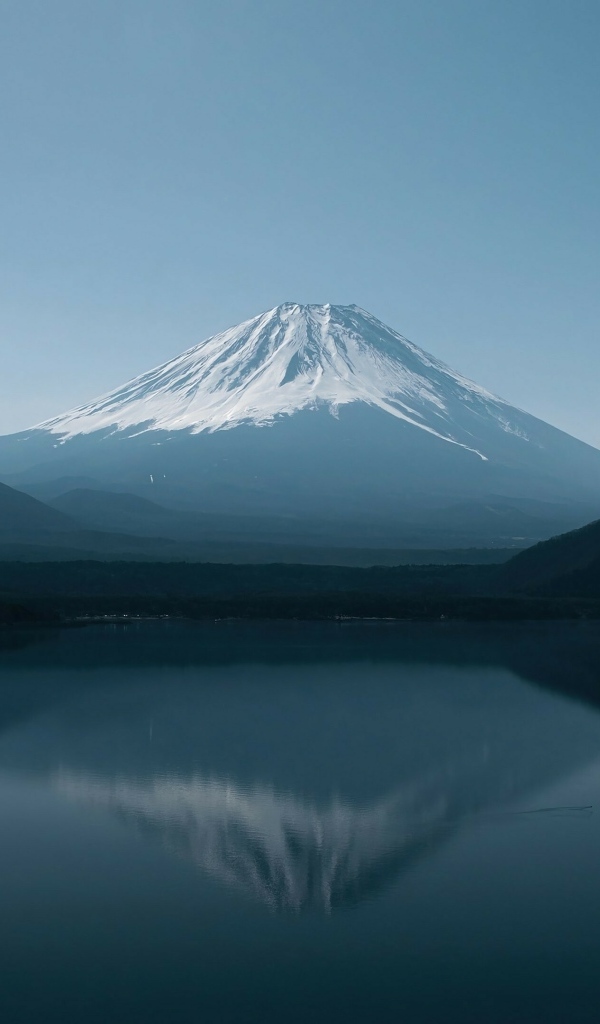 Вид на заснеженную гору Фиджи