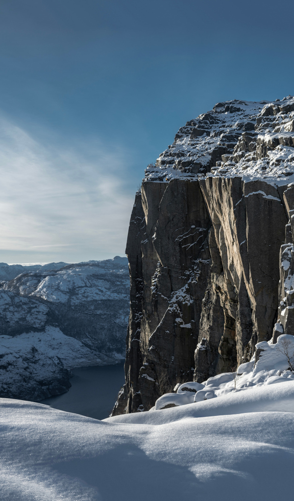 Высокая покрытая снегом гора