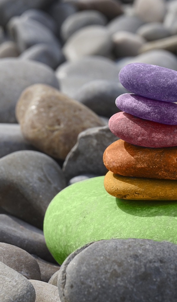 Пирамида из разноцветных камней на берегу