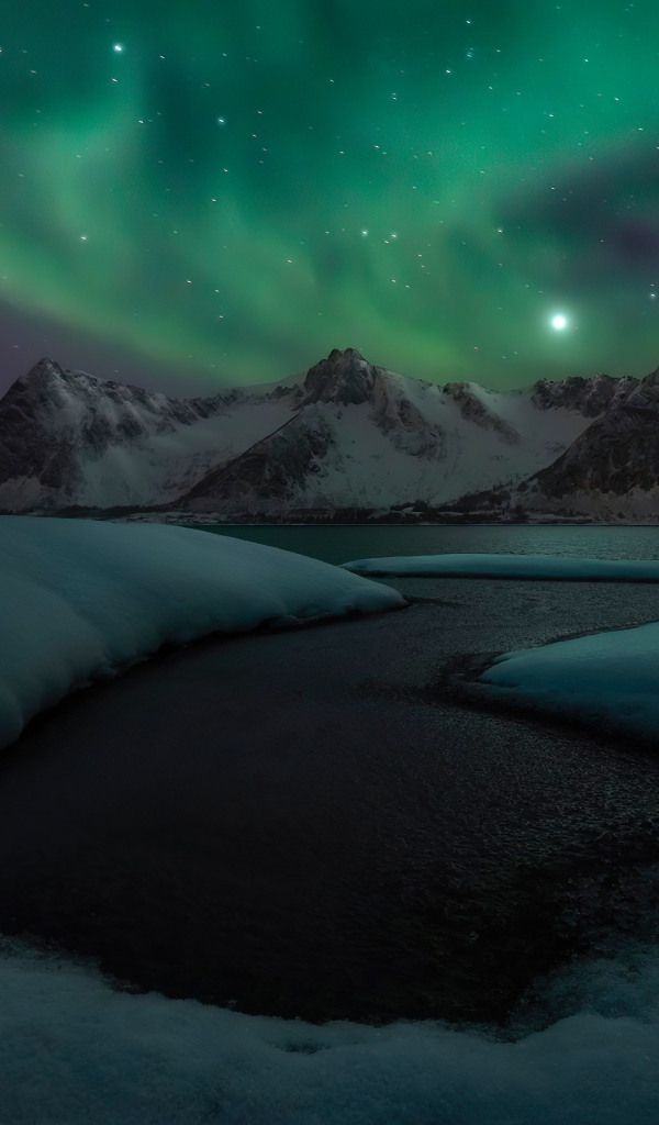 Полярное сияние над озером зимой