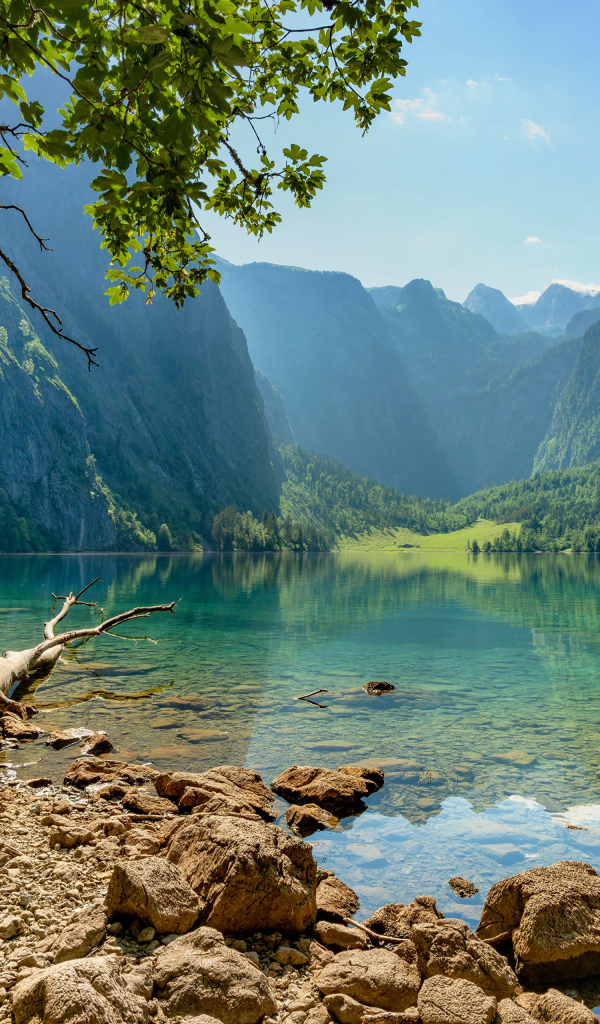 Красивое спокойное горное озеро с большими камнями