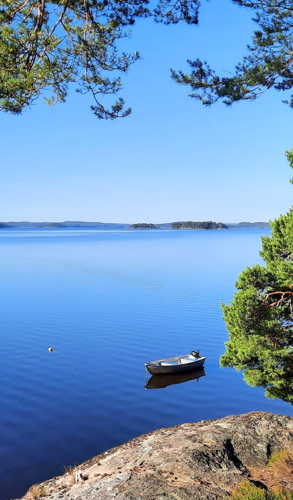 Красивый вид с утеса на спокойное озеро 