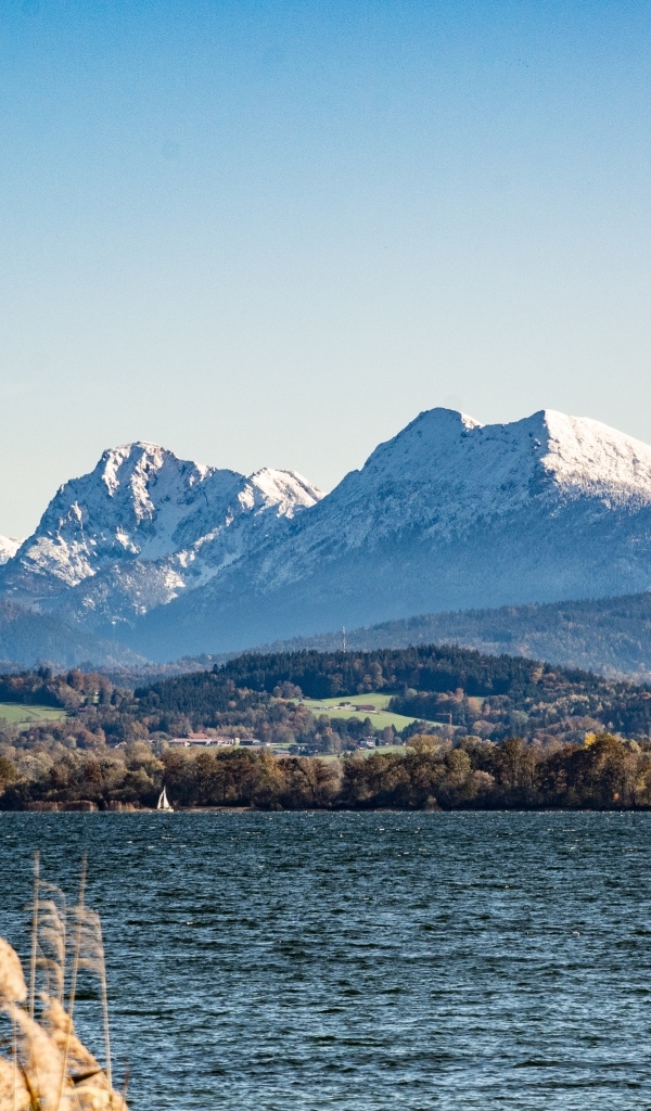 Голубое небо над горой у озера
