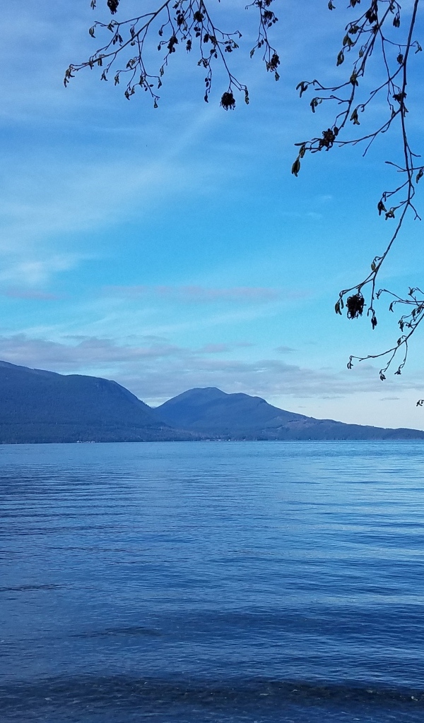 Голубая вода тихого горного озера