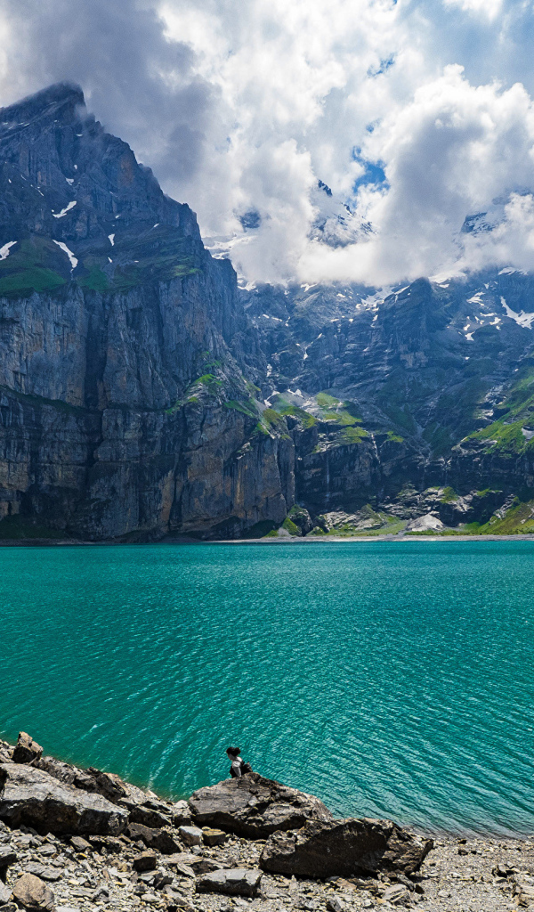 Чистая голубая вода в горном озере