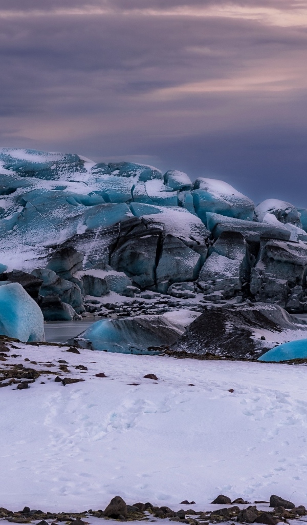 Заледеневшие глыбы на берегу