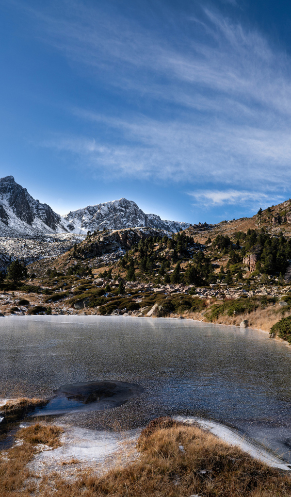 Заледеневшее маленькое озеро в горах