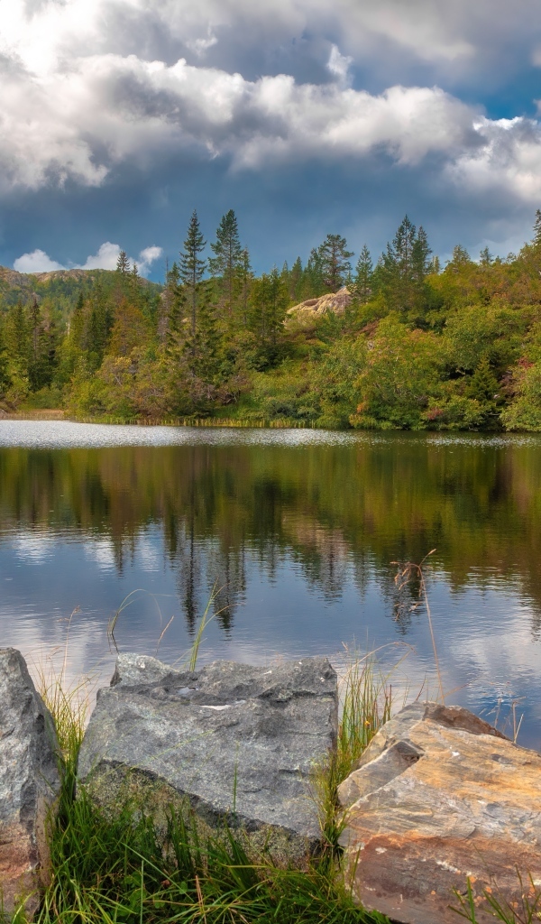 Большие камни на берегу у горного озера