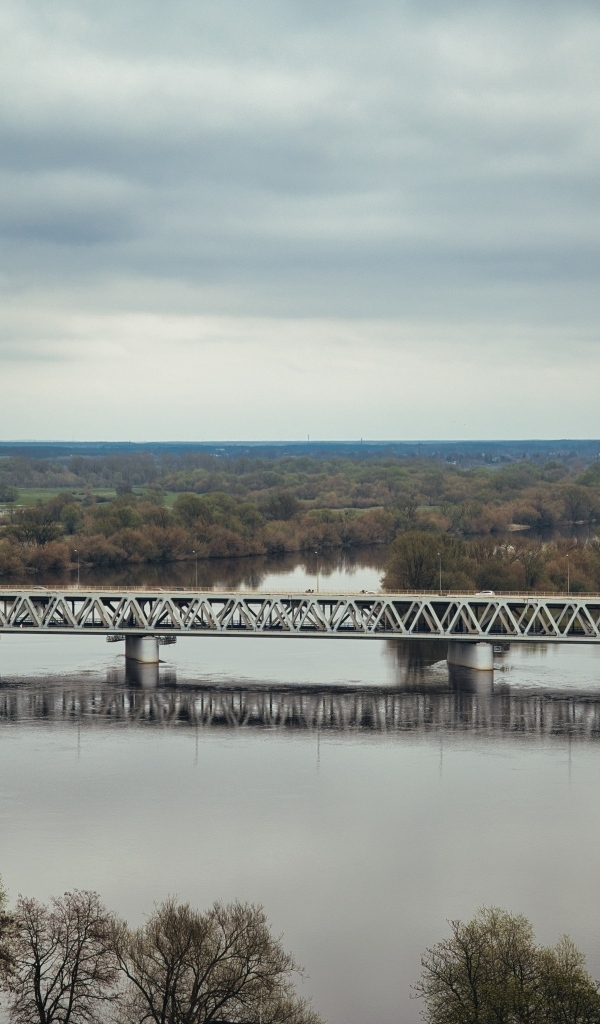 Старый железный мост через реку