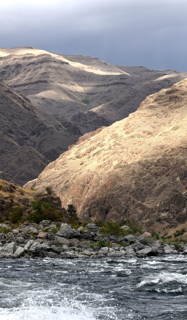 Река у горного массива