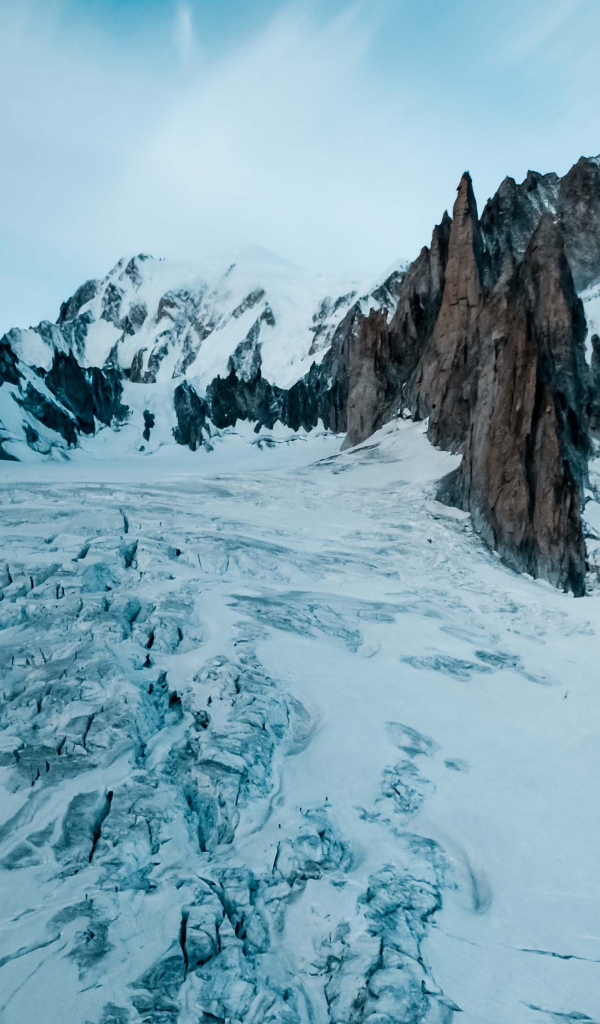 Покрытое снегом озеро в горах зимой
