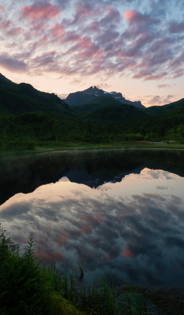 Вечернее небо отражается в горном озере