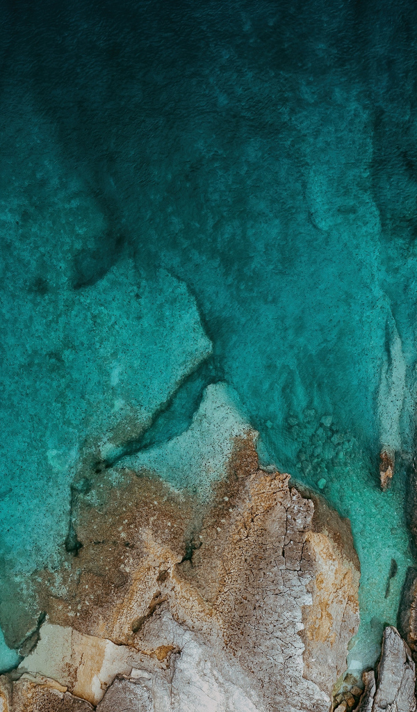 Вид сверху на дно озера