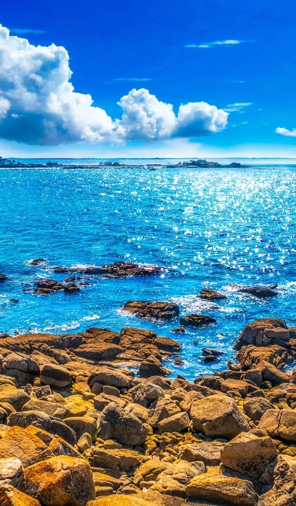 Красивая голубая морская вода под небом