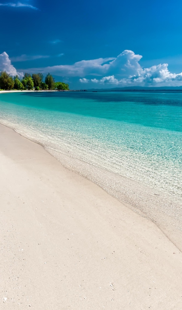 Красивая голубая вода океана на берегу с белым песком