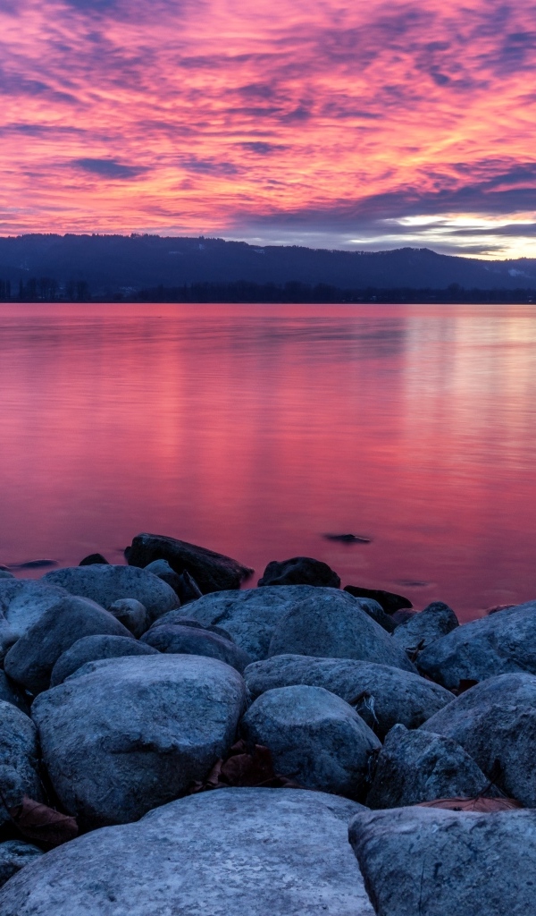 Красивый красный закат над заливом