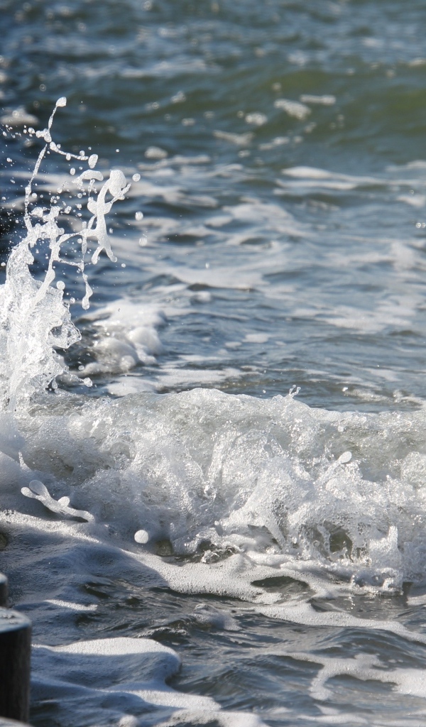 Красивая морская пена у берега крупным планом