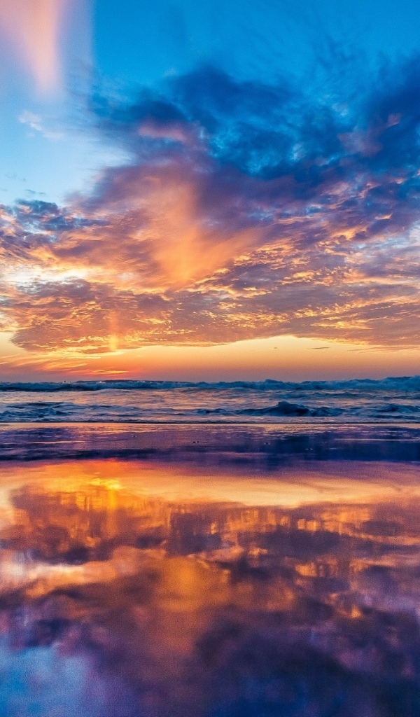 Красивое небо отражается в морской воде на рассвета