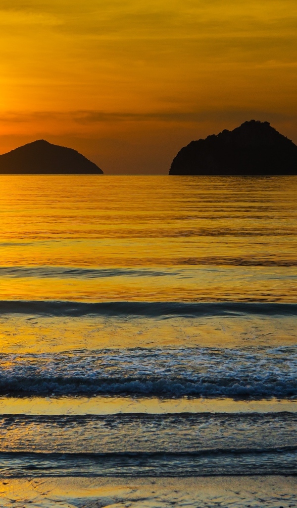 Красивый закат над спокойным морем летом