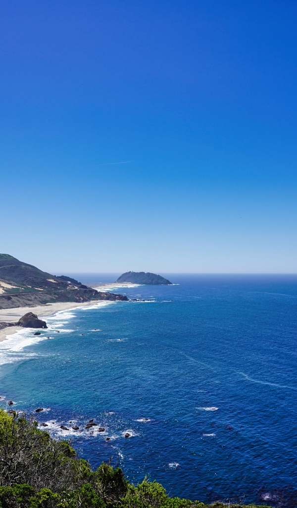 Красивый вид на горы у подножия океана