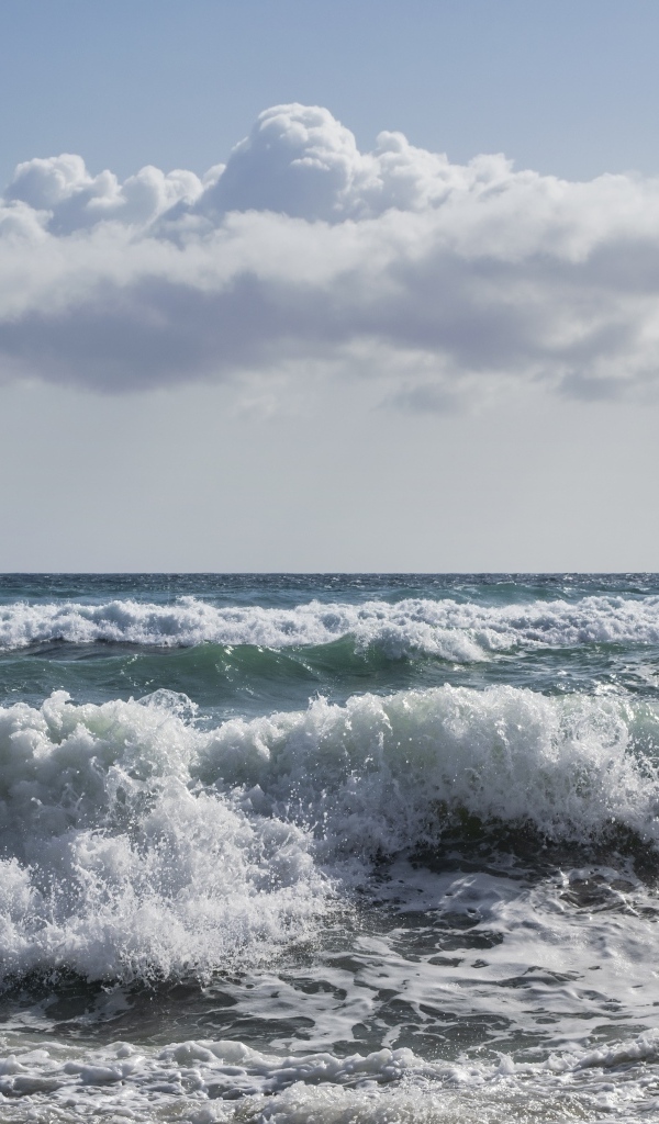 Большое белое облако над бушующим морем