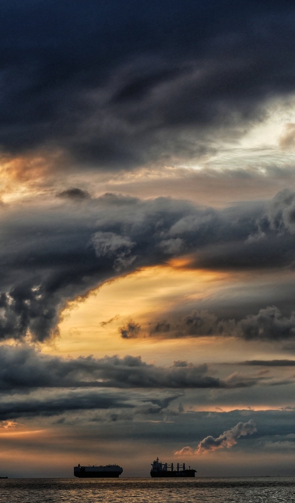 Черное грозовое небо над морем