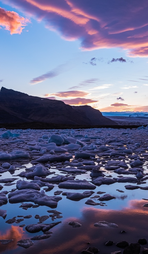 Глыбы льда на берегу в воде 