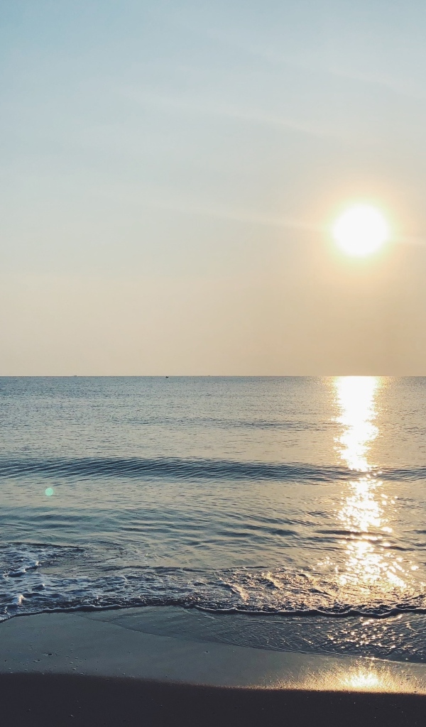 Яркое солнце над спокойным морем летом