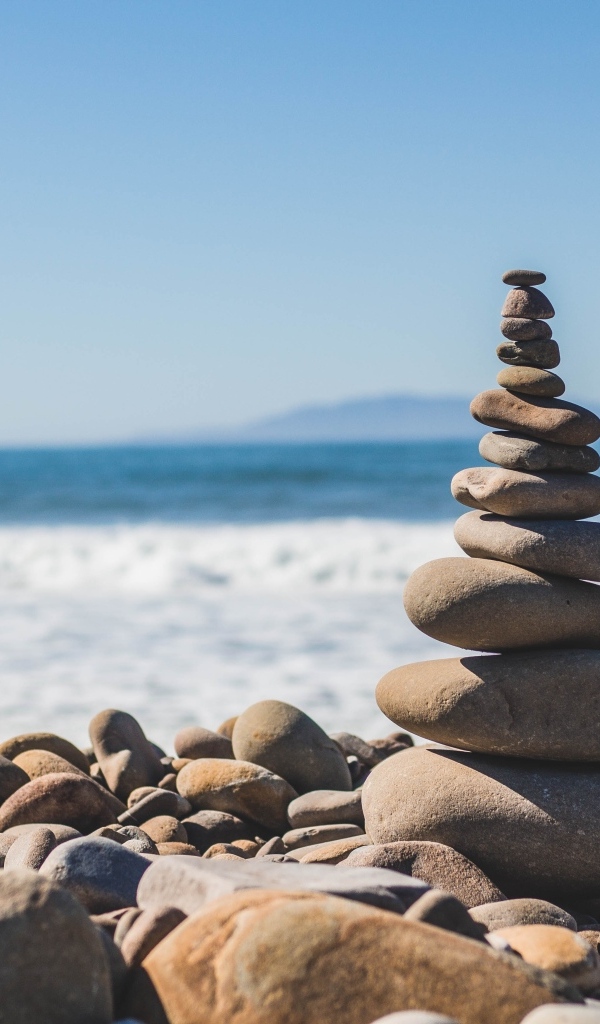 Пирамида из камней на берегу у моря