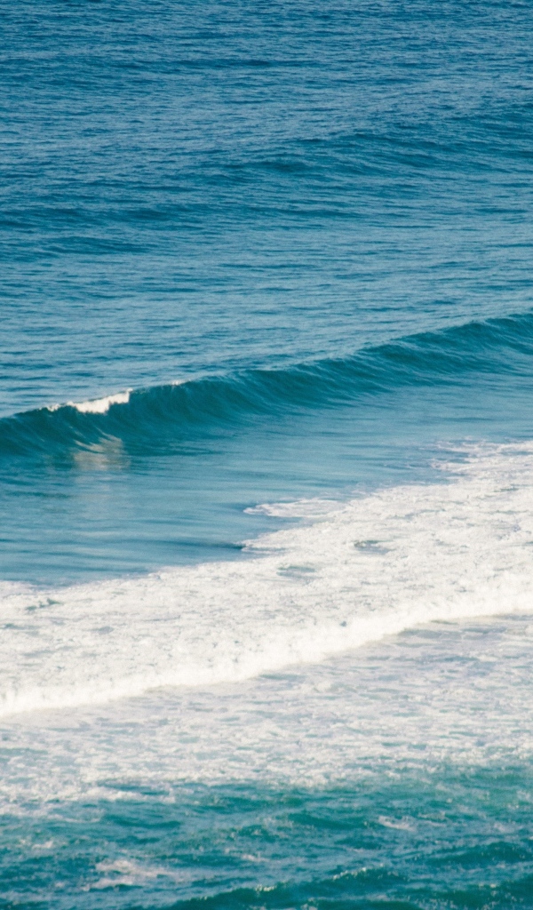 Тихая голубая морская вода крупным планом