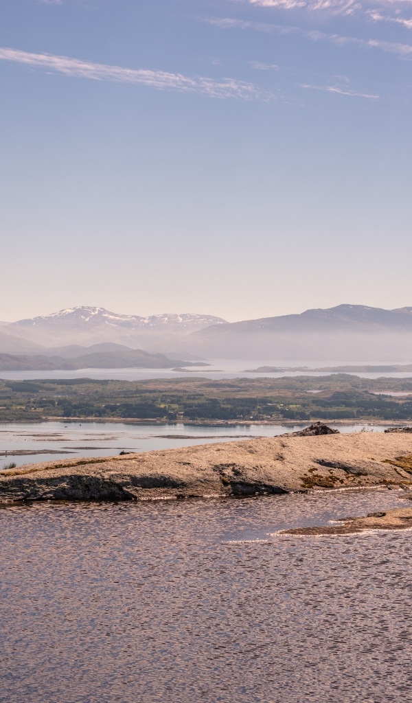 Спокойная вода в заливе под голубым небом летом