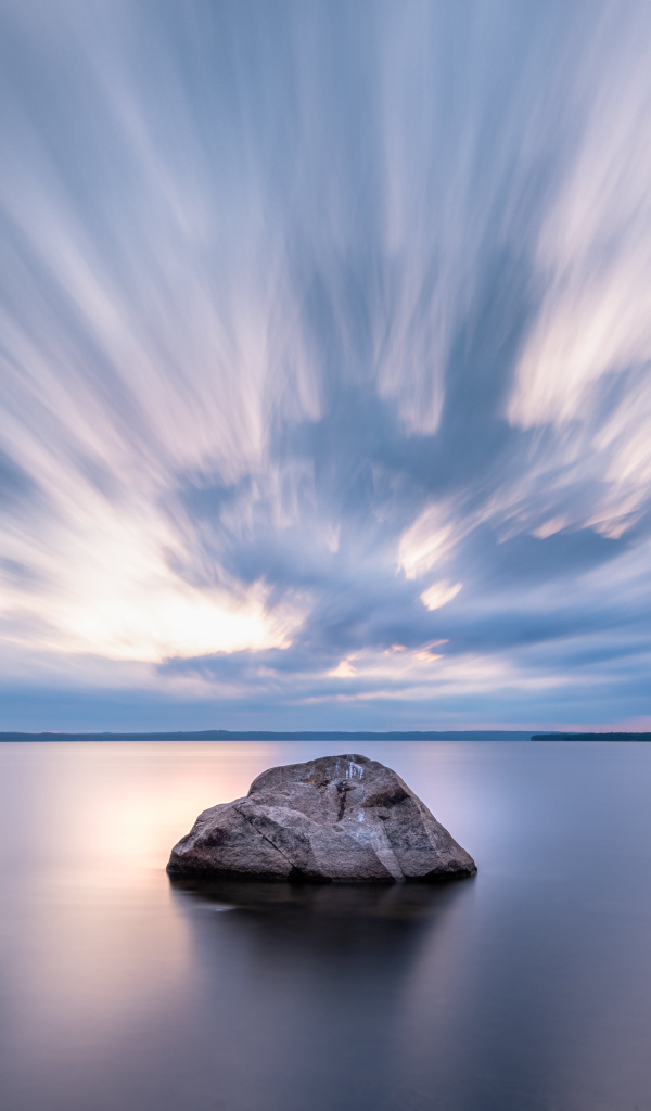 Большой камень в воде под красивым небом
