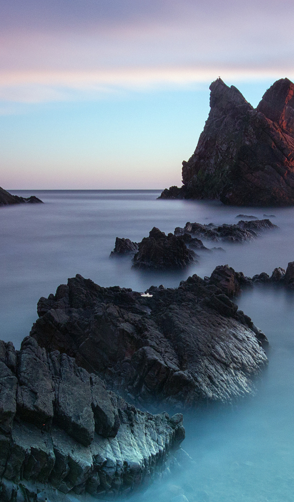 Большие камни в холодной морской воде
