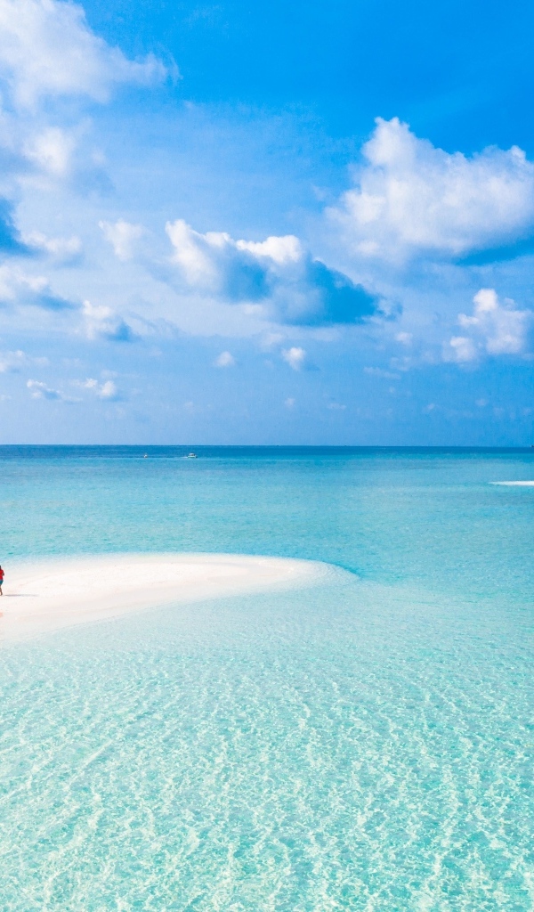 Низкое небо над голубой водой океана