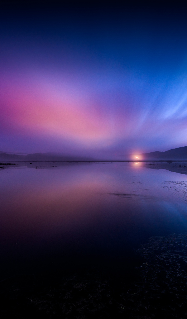 Фиолетовое красивое небо над водой