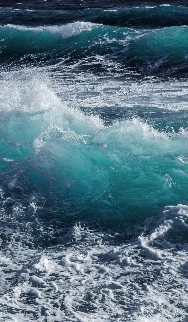 Бушующая голубая вода моря