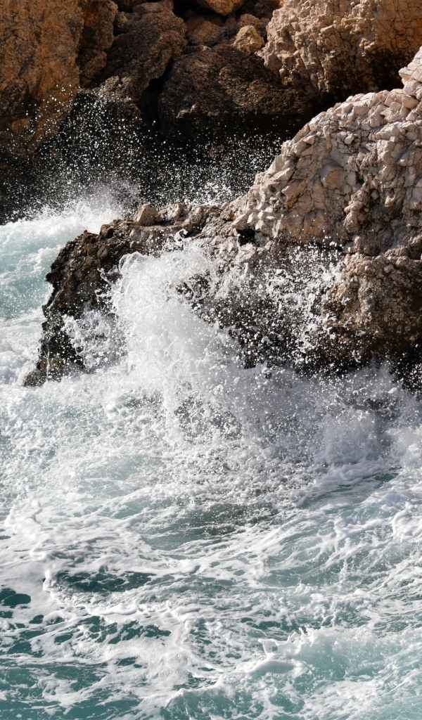 Бушующие морские волны бьются о камни