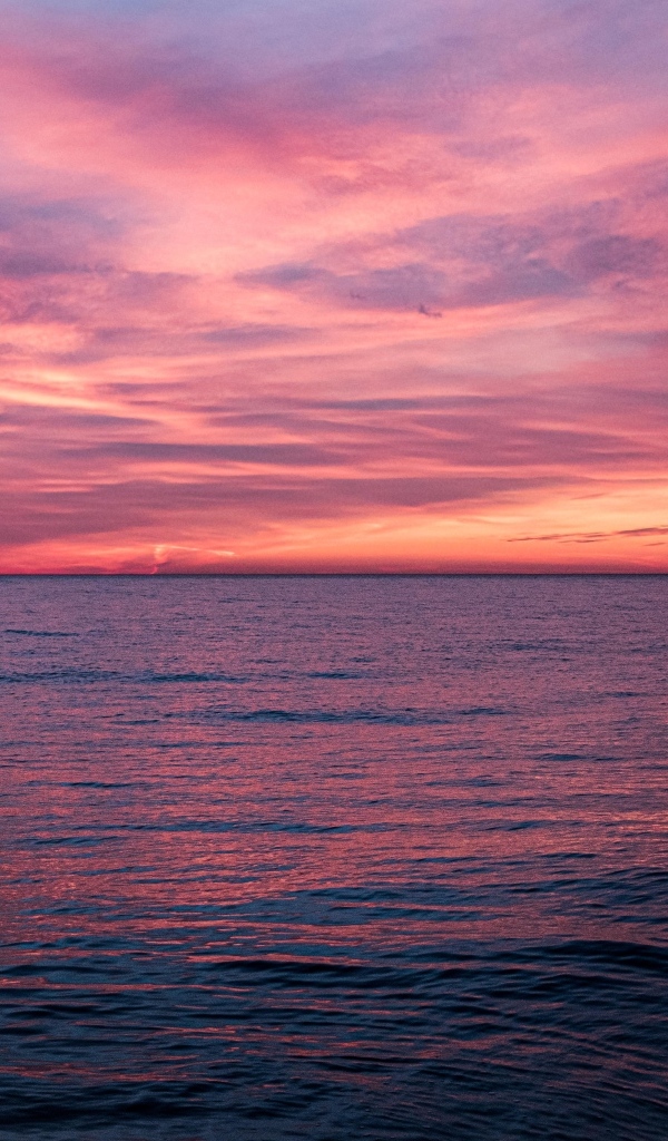 Красный закат над спокойным морем