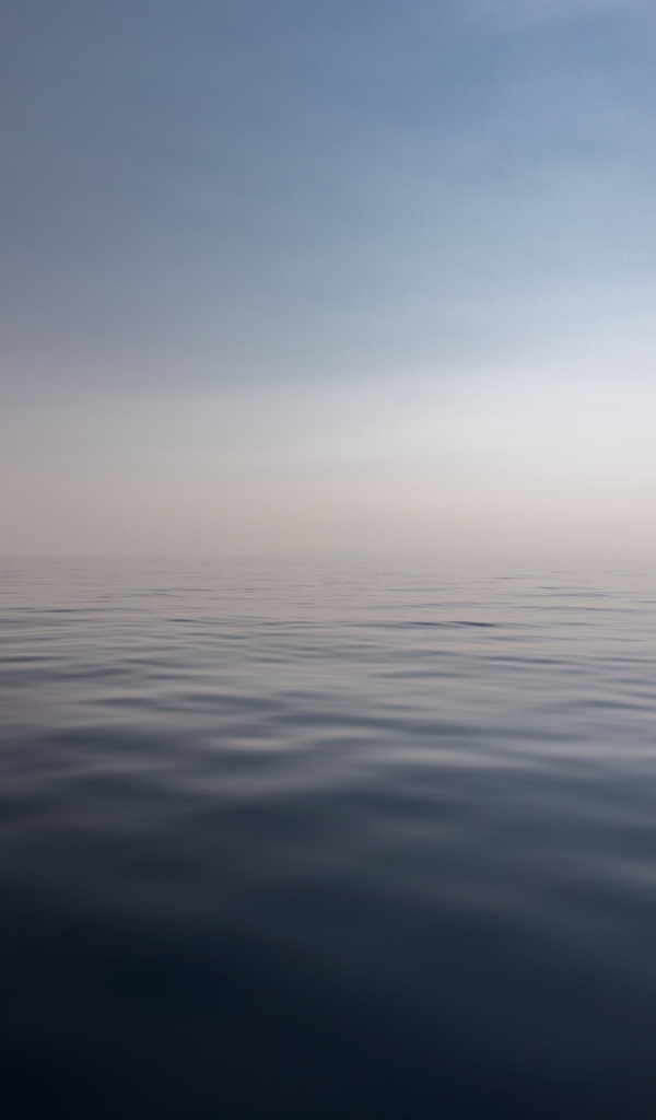 Морская гладь на фоне голубого неба