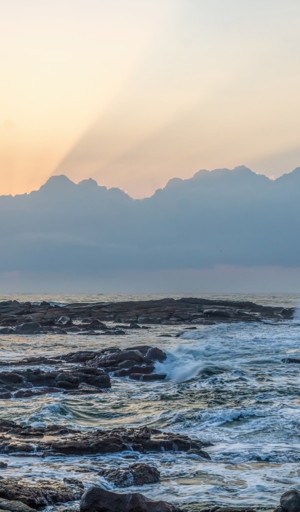 Восход солнца в облаках над морем