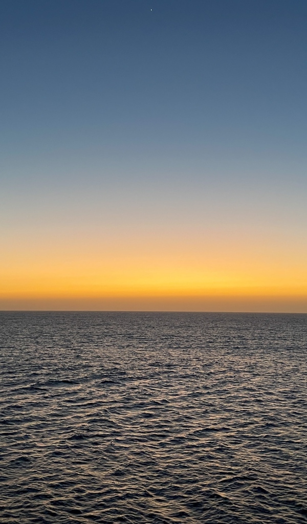 Закат солнца на горизонте над морем