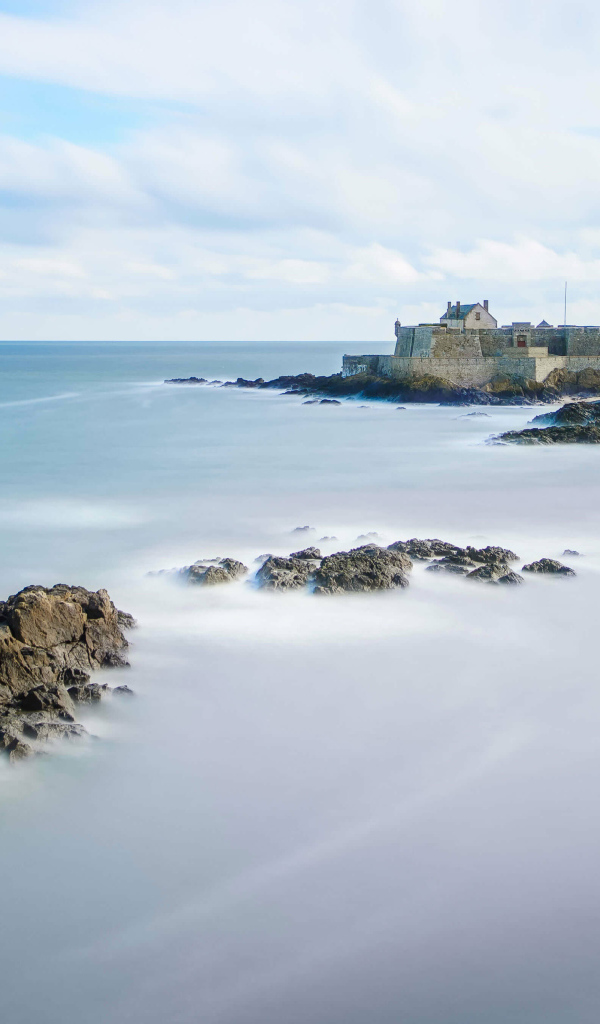 Крепость стоит на острове в море