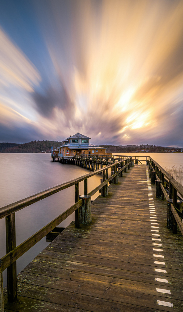 Деревянный пирс у моря на закате