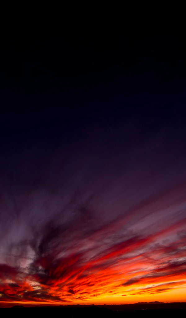 Красивый красный закат в темном небе