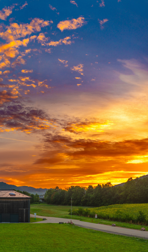 Красивое небо на закате солнца над домом